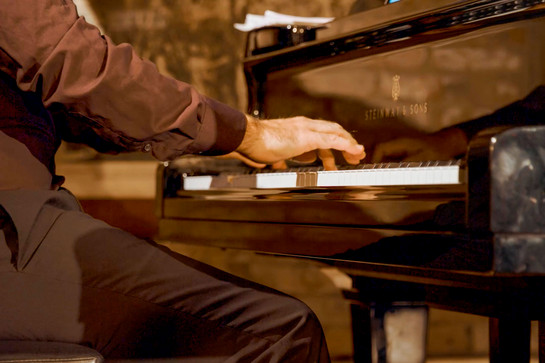 Ein Mann spielt auf einem Piano