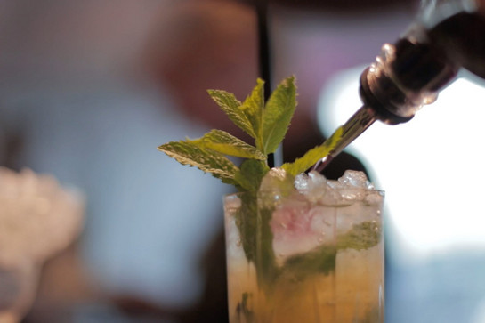 Nahaufnahme Cocktail mit frischer Minze.