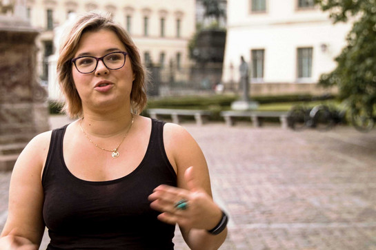 Standbild einer Frau mit rosanen Haaren