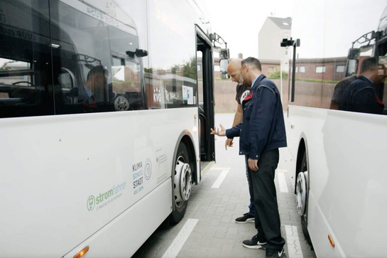 York steht bei der kvg an einem Bus