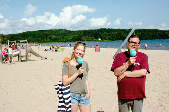 Malin und Daniel führen Interviews am Strand