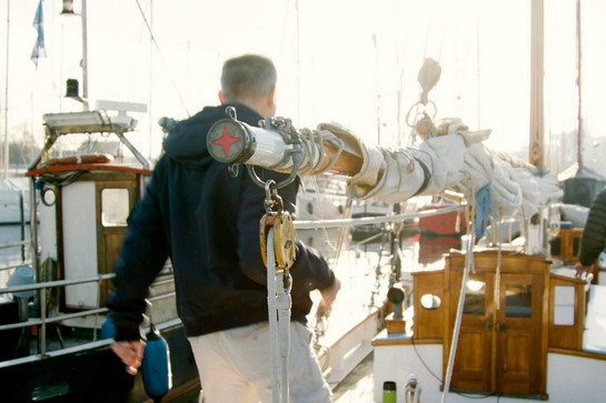 bb_stephan_teaser_02.jpg Ein Mann geht auf einem Segelboot