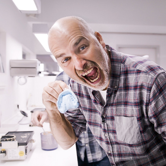 York hält ein Gebiss in der Hand