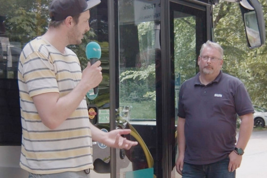 bb_larsfaehrtwieder_teaser_04.jpg Lars Bente unterhält sich mit einem Busfahrer