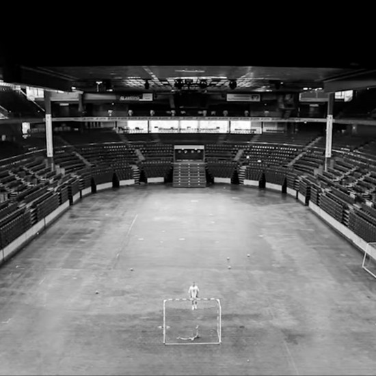 Schwarz weiß Bild von einem Handballfeld