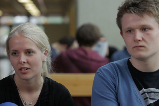 Standbild von zwei Jugendlichen im Interview