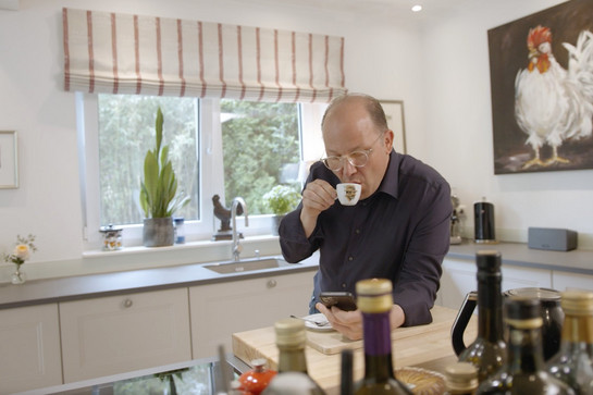 Dirk Luther trinkt in seiner neuen Küche einen Kaffee.