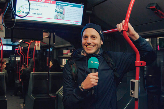 Nah.sh Moderator steht in einem dunklen Bus