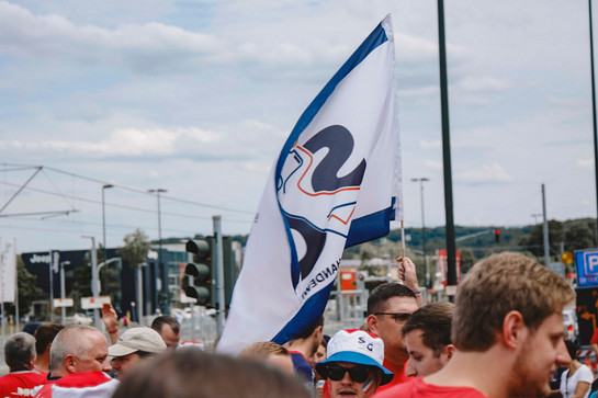 bb_sonderzug_teaser_01.jpg Fans halten eine weiße SG Flagge