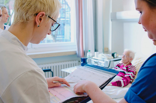 Zwei Ärzte gucken sich die Werte eines Patienten an