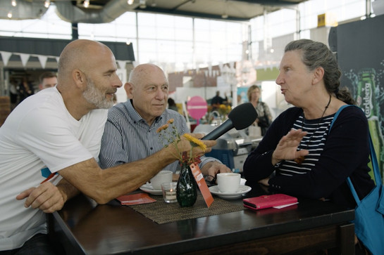 York interviewt eine Frau auf der Domizil Husum