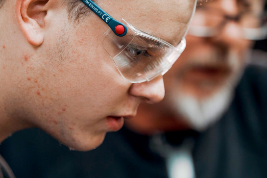 Nahaufnahme eines jungen Mannes mit einer Schutzbrille