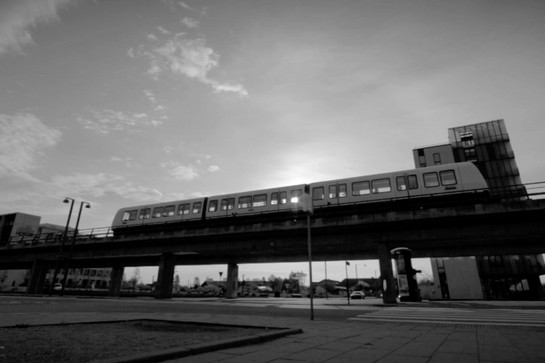 Eine S Bahn fährt über eine Brücke