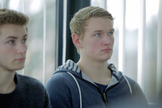 Nahaufnahme eines jungen blonden Mannes 