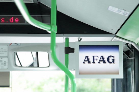 Bildschirm hängt in einem Bus