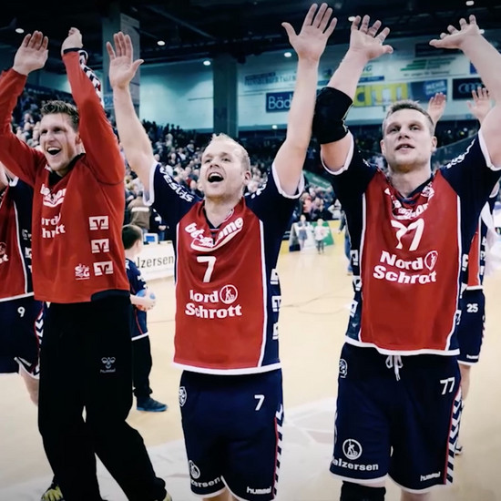 Sg Mannschaft jubelt mit den Fans