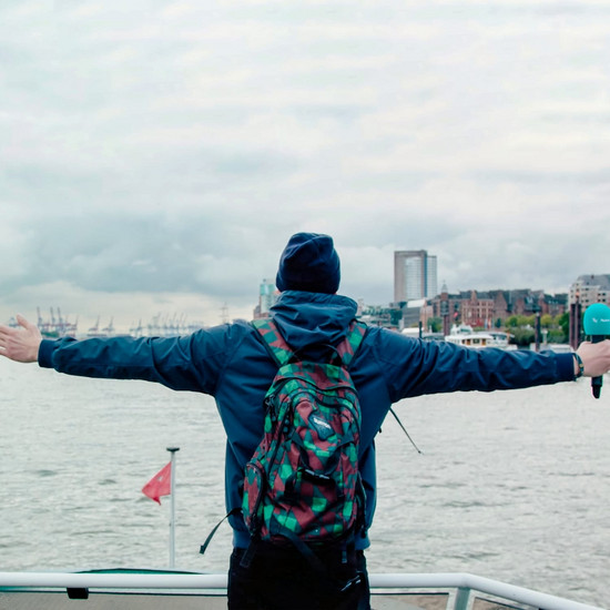 All inclusive Ein Mann streckt die Arme aus