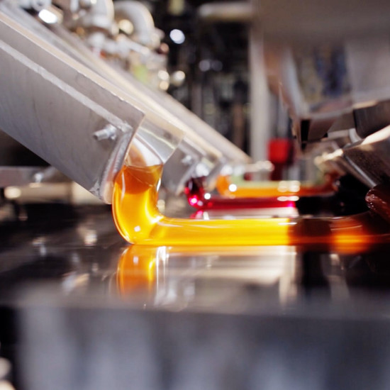 Eine dicke Flüssigkeit fließt aus einer Maschine