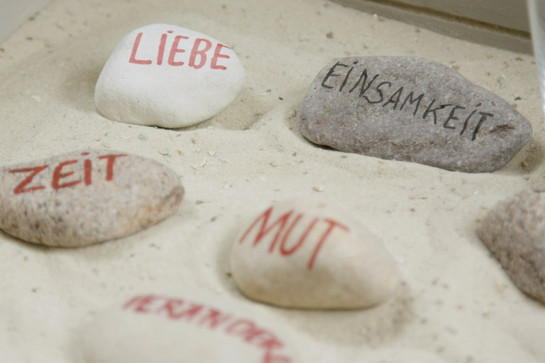 Steine mit unterschiedlichen Wörtern