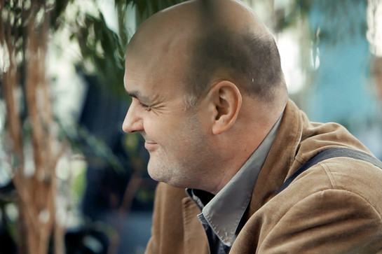 Seitenprofil von einem Mann mit Glatze