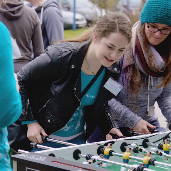 Zwei Personen spielen Tischkicker