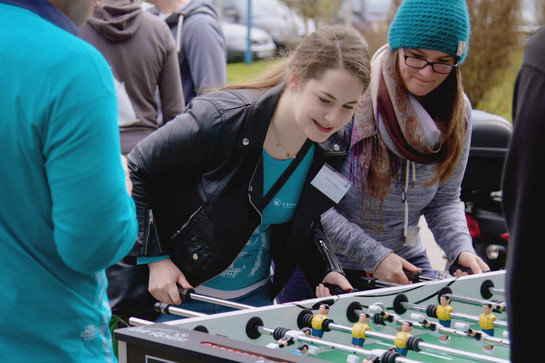 Zwei Personen spielen Tischkicker