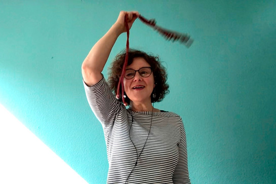 bb_solidaritaetincoronazeiten_teaser_04.jpg Eine Frau schwingt mit einem Seil