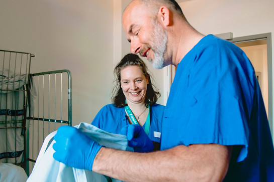York lacht mit einer Krankenschwester