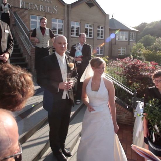 Ein Hochzeitspaar auf der Treppe des Hotel Waldschlösschen