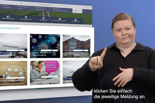 Eine Frau übersetzt Inhalte auf Gebärdensprache