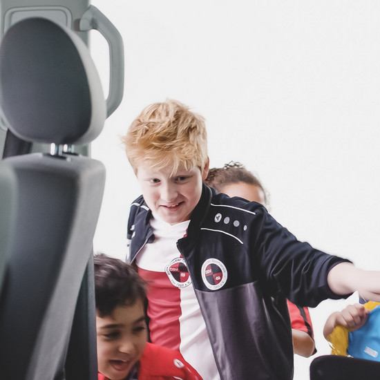 Zwei Kinder steigen in einen Bus