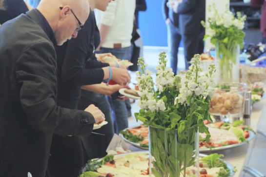 Menschen tümmeln sich am Buffet