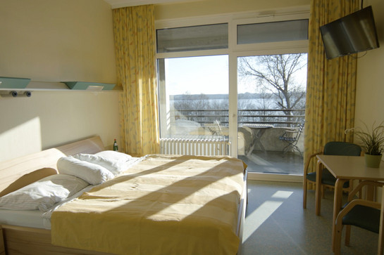 Blick in ein Krankenhauszimmer der Imland Klinik