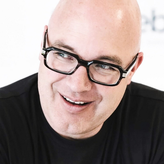 Porträt eines Mannes mit einer schwarzen Brille