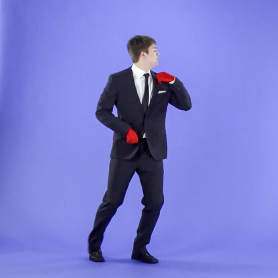 Ein Mann im Anzug tanzt vor der Kamera