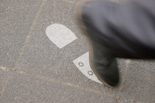 bb_quartier_teaser_06.jpg Ein Fußabdruck auf Asphalt