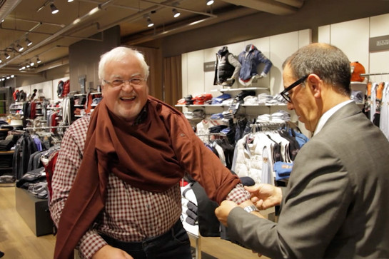Peter Harry Carstensen probiert ein Hemd an