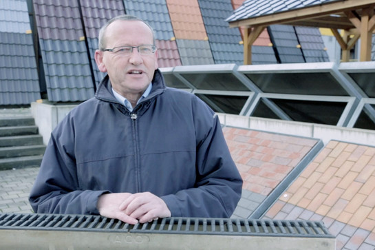 Standbild eines Jacob Cement Mitarbeiters im Freien