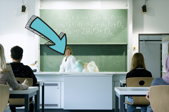 Eine Lehrerin macht ein Experiment während der Schulstunde