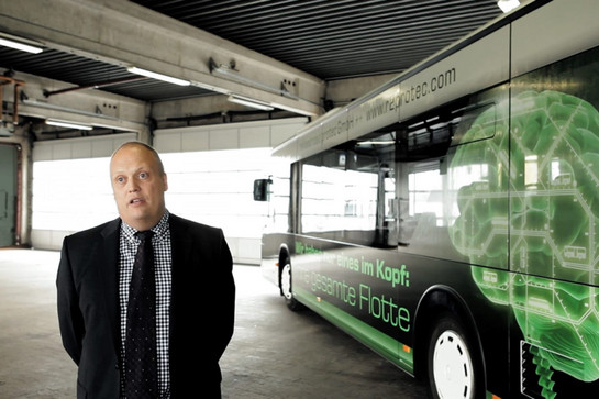 Ein Mann steht vor einem Bus