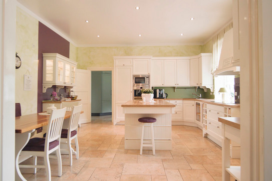 Eine weiße Küche im Landhausstil