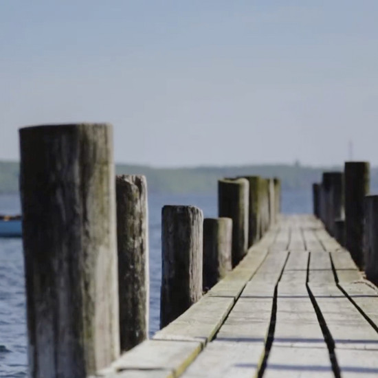 Ein Holzsteg am Wasser