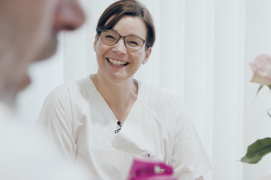 WKK Heide Krankenschwester lacht in die Kamera