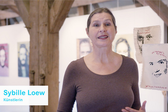 Die Künstlerin Sybille Loew spricht im Museum über ihre Kunst. 