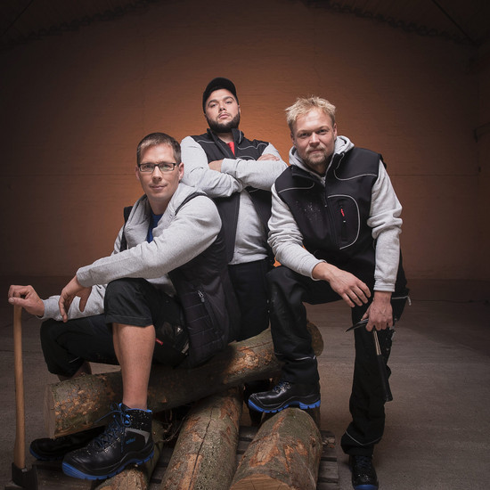 Drei Männer posieren vor der Kamera