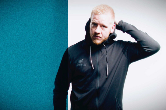 Ein Flensburg Handewitt Spieler trägt einen schwarzen Hoodie