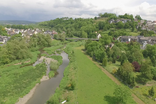 Luftbild eines Dorfes im Grünen