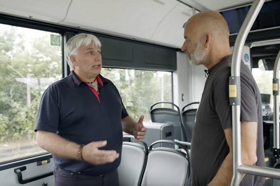 York spricht mit einem kvg Mitarbetier