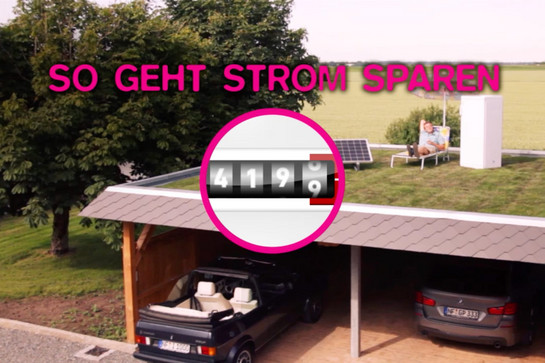 Ein Mann sitzt auf einem Carport Dach und sonnt sich