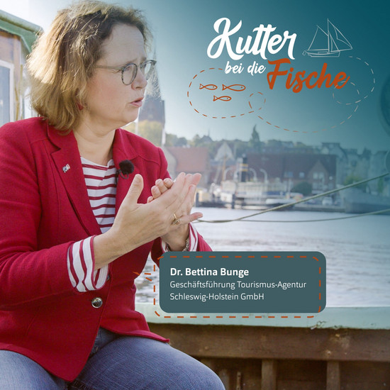 Bettina Bunge trägt ein rot gestreiftes Shirt